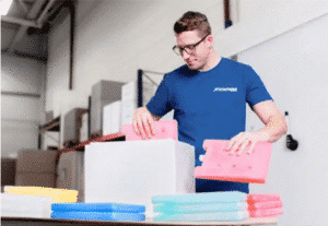 Bestückung einer THERMOCON Thermobox mit rosa Kühlelementen