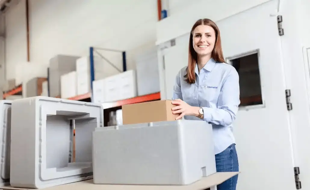 Bestückung einer THERMOCON Thermobox mit einem Karton vor einer Klimakammer
