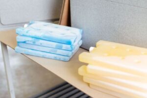 Gestapelte blaue und gelbe THERMOCON Hartschalen-Kühlelemente